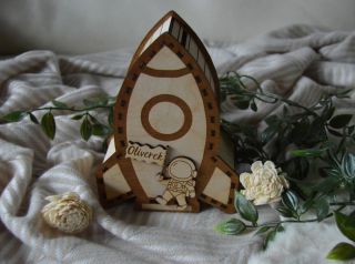 Malý krok pro člověka, velká mise pro kapesné. 💸🚀 Naše dřevěná pokladnička ve tvaru rakety je připravená pomoci malým i...