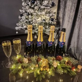 První advent po našem ✨ Letos jsme pojali adventní věnec trochu… šumivěji. Někdo má čtyři svíčky - my máme čtyři důvody si...